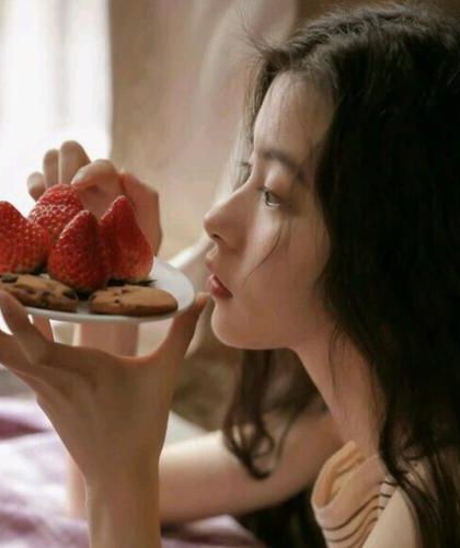 《被渣的老实人是万人迷[快穿]》作者：甜百亿