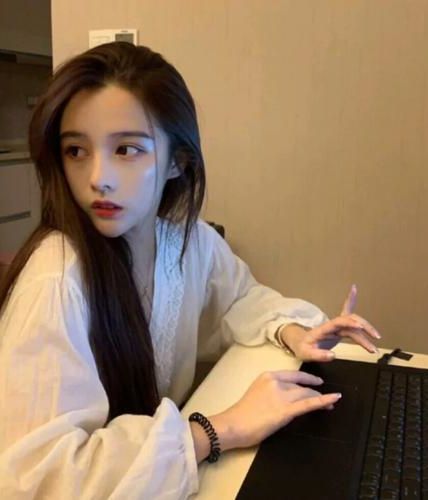 在热播年代短剧吃瓜七零